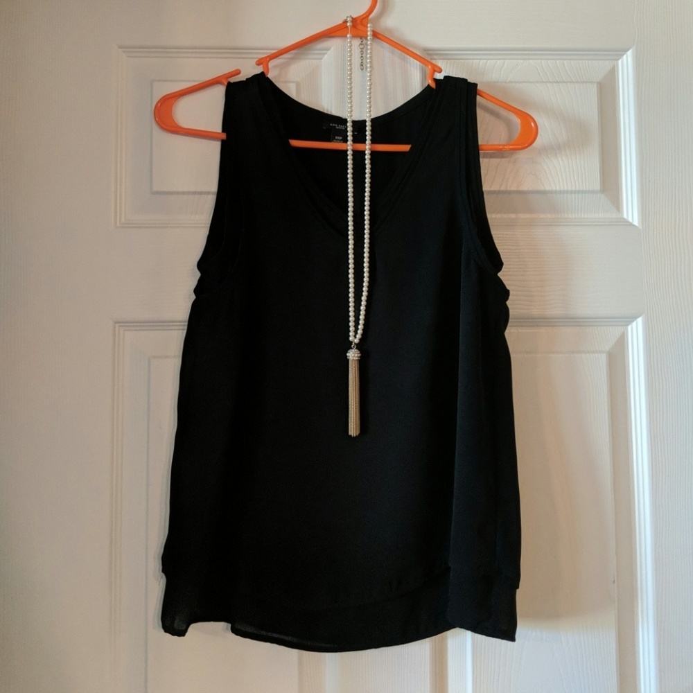 EUC Ann Taylor Layer V-neck Top in Black - Sz XSP